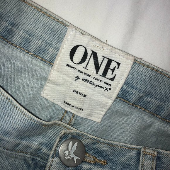OneTeaspoon light wash distressed denim shorts -26 - Picture 4 of 4
